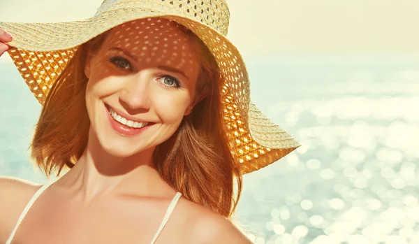 Belleza mujer feliz en sombrero disfrutar del mar al atardecer en la playa —  Fotos de Stock