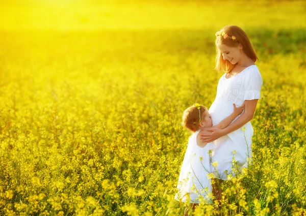 Gelukkige familie, zwangere moeder en dochter klein kind in summ — Stockfoto