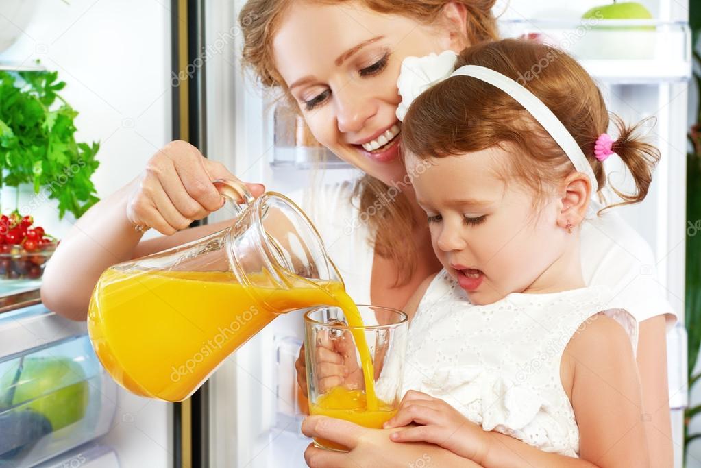 Heureux Famille Mere Et Bebe Fille Boire Du Jus D Orange Dans Image Libre De Droit Par Evgenyataman C Heureux Famille Mere Et Bebe Fille Boire Du Jus D Orange Dans Image Libre De Droit Par Evgenyataman C