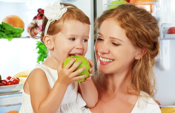 Happy family mother and child with healthy food fruits and veget — Zdjęcie stockowe