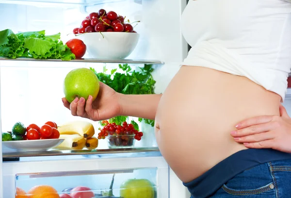 Voeding en dieet tijdens de zwangerschap. Zwangere vrouw met vruchten — Stockfoto