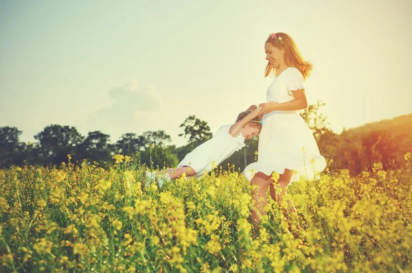 Happy family plays in summer meadow, mother and little daughter — Stock fotografie