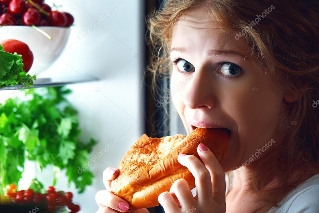 Woman eats night stole the refrigerator