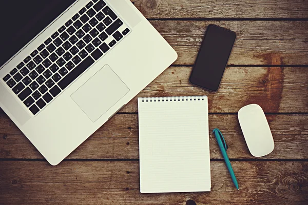 Negócios no local de trabalho. notebook vazio em branco, laptop, tablet pc, mob — Fotografia de Stock