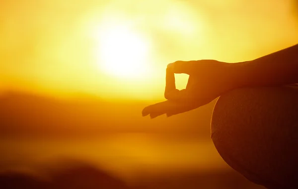 Concepto de yoga. mano mujer practicando pose de loto en la playa — Foto de Stock