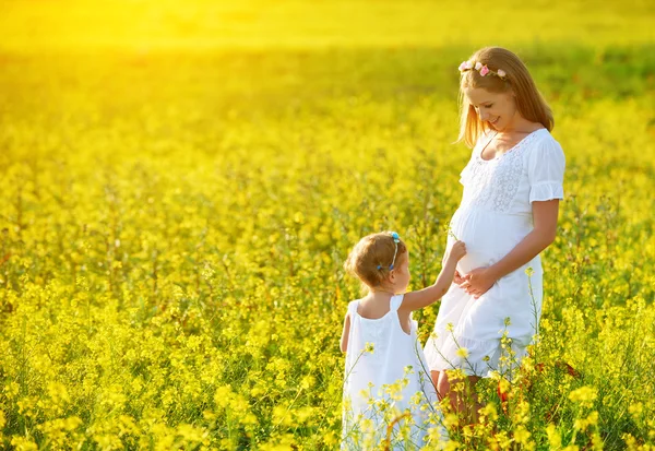 Gelukkige familie, zwangere moeder en dochter klein kind in summ — Stockfoto