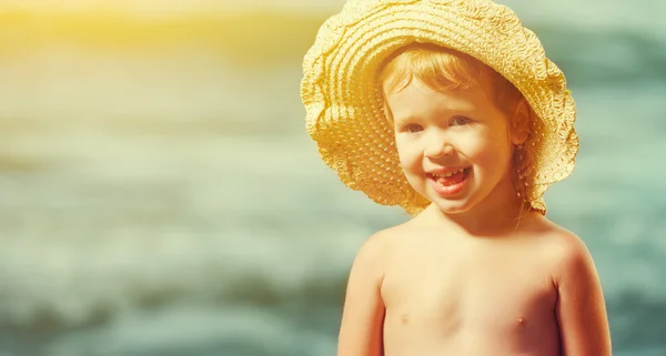 Gelukkig baby meisje kind op het strand — Stockfoto