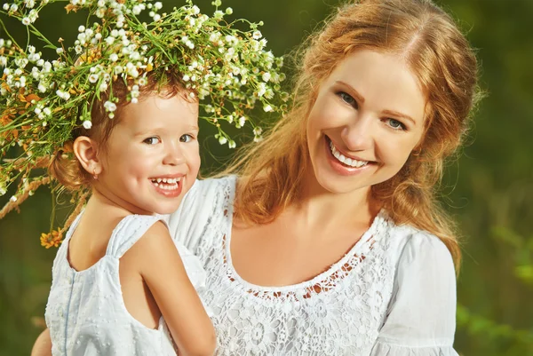 快乐笑的女儿拥抱母亲在夏天流的花圈 — 图库照片