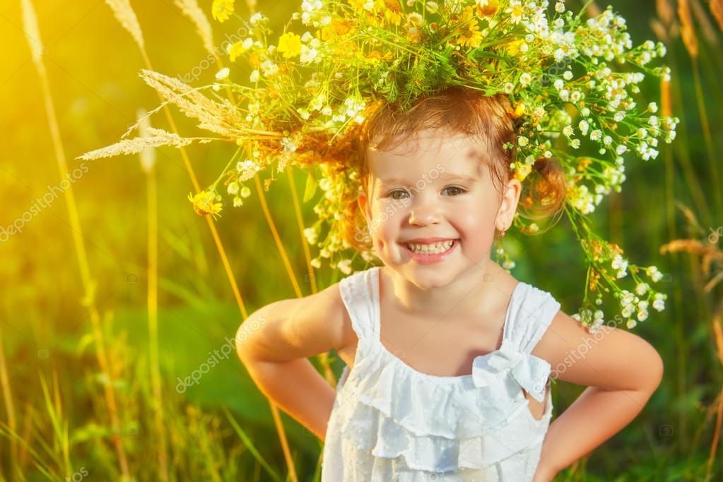 Fille Enfant Drole Bebe Heureux Dans Une Gerbe De Fleurs Sur La Nature Rire En Su Photographie Evgenyataman C Fille Enfant Drole Bebe Heureux Dans Une Gerbe De Fleurs Sur La Nature Rire En Su Photographie Evgenyataman C