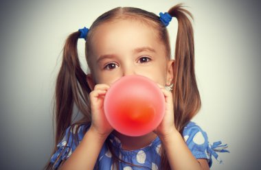 mavi elbiseli küçük kız kırmızı balon açılırsa