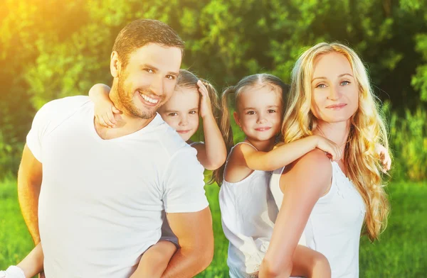 Gelukkige familie op de aard van de zomer, moeder, vader en kinderen tw — Stockfoto