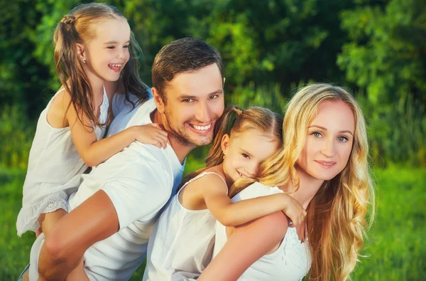Gelukkige familie op de aard van de zomer, moeder, vader en kinderen tw — Stockfoto