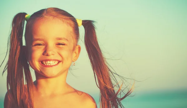 Παιδί ευτυχισμένο κορίτσι στην παραλία — Φωτογραφία Αρχείου