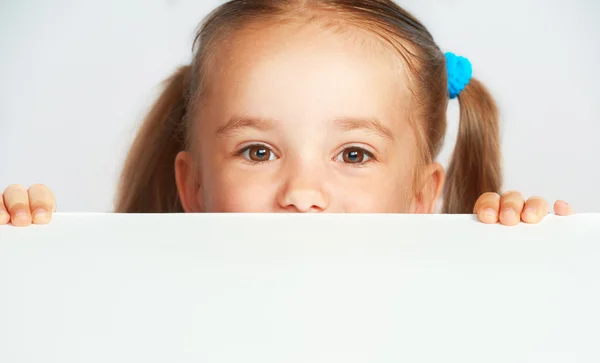 Щаслива дівчинка і порожній білий плакат рекламний щит — стокове фото
