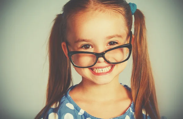 Rolig leende barn flicka i glasögon — Stockfoto