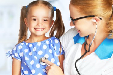 Doktor çocuk doktoru ve çocuk hasta 