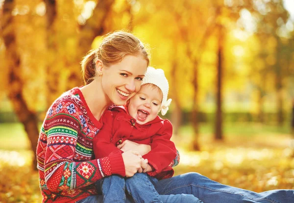 Gelukkige familie: moeder en kind kleine dochter spelen knuffelen op — Stockfoto