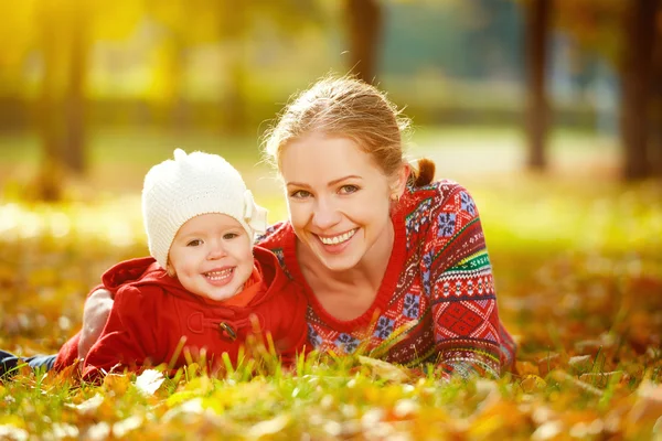 Happy family: mother and child little daughter play cuddling on — Stock Photo, Image