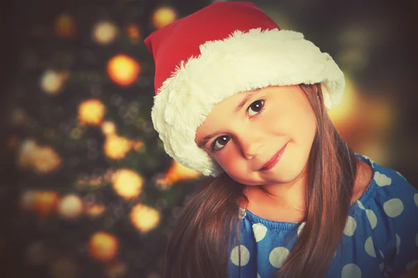 Bambino felice ragazza in un cappello di Natale — Foto Stock