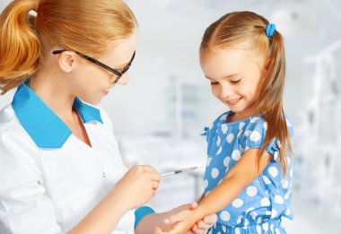 Doktor bir çocuk doktoru aşı çocuk yapıyor 