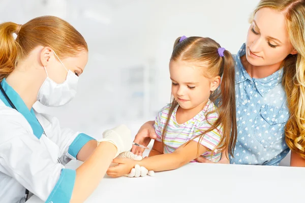 Arts kinderarts maakt kind vaccinatie — Stockfoto