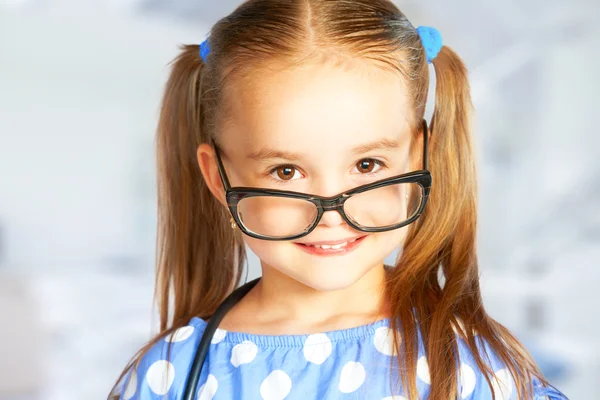 Lustig lächelndes Kindermädchen mit Brille — Stockfoto