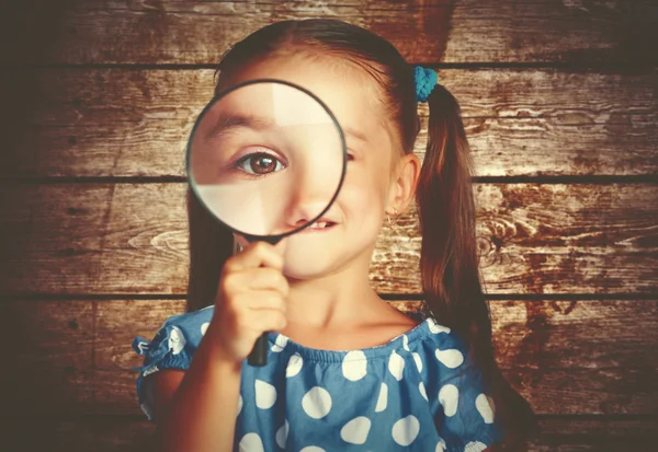 Menina brincando com lupa no detetive — Fotografia de Stock