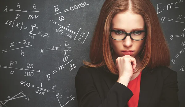 Schülerin schreibt Lehrerin auf Tafel-Kreideformel — Stockfoto