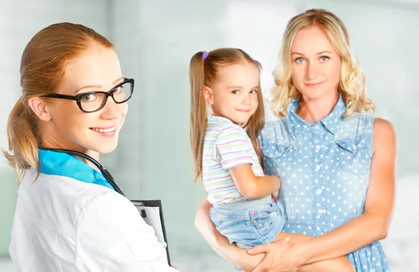 Visitar a la madre y al niño al pediatra médico — Foto de Stock
