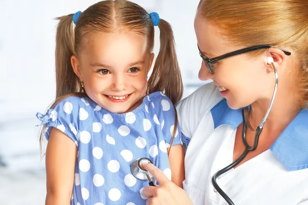 Médico pediatra y paciente infantil — Foto de Stock