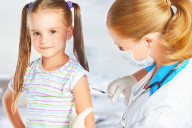 Doktor bir çocuk doktoru aşı çocuk yapıyor 