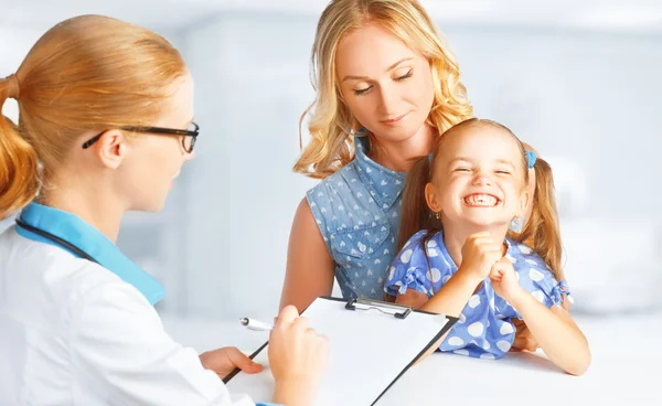 Visitar a la madre y al niño al pediatra médico — Foto de Stock