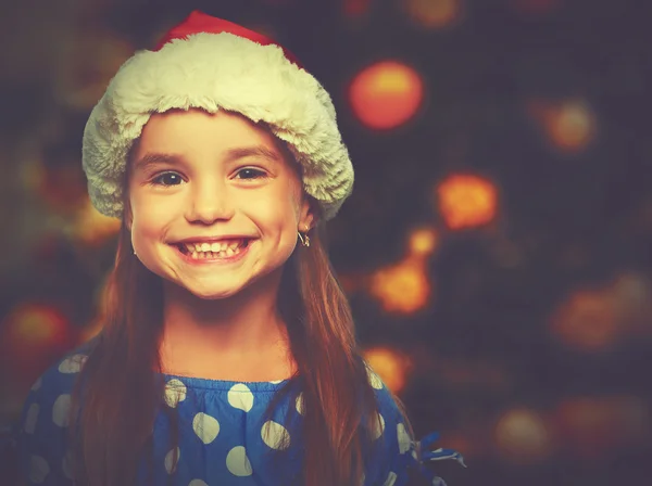 Šťastné dítě dívka v klobouku vánoční — Stock fotografie