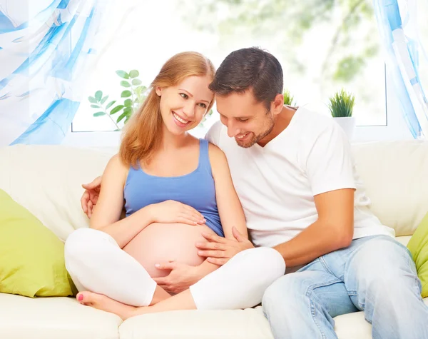 Famille heureuse en prévision de la naissance du bébé. Femmes enceintes — Photo