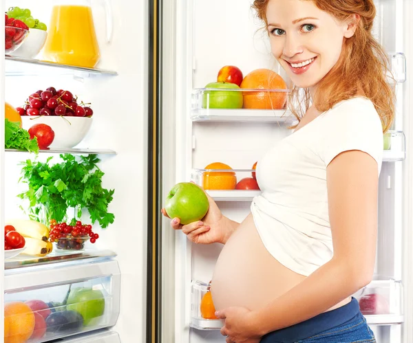 Nutrición y dieta durante el embarazo. Mujer embarazada con frutas —  Fotos de Stock
