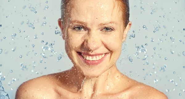 Feliz beleza mulher cuidados com a pele, lavagem com salpicos de água — Fotografia de Stock