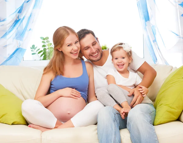 Família feliz. mãe grávida, pai e filha criança no hom — Fotografia de Stock