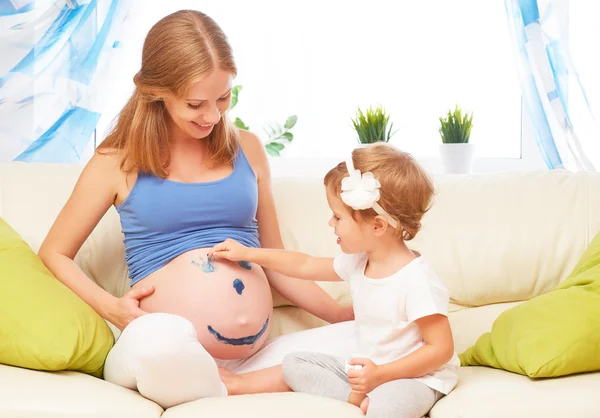 Gelukkige familie in afwachting van baby. Zwangere moeder en kind — Stockfoto