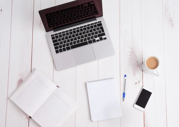 Negocios en el trabajo. portátil, café, notebook pluma — Foto de Stock