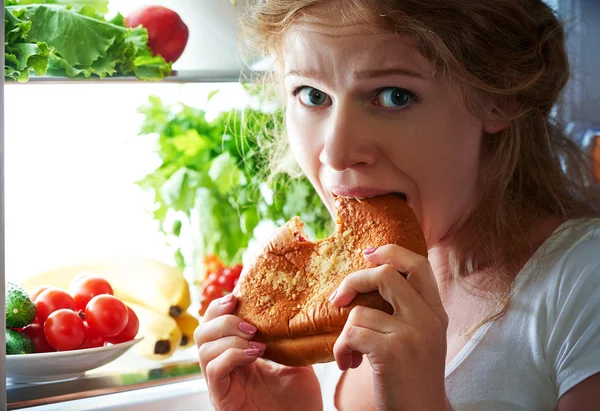 Vrouw eet nacht stal de koelkast — Stockfoto