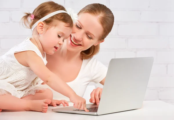 Feliz familia madre e hijo bebé en casa trabajando en la computadora —  Fotos de Stock