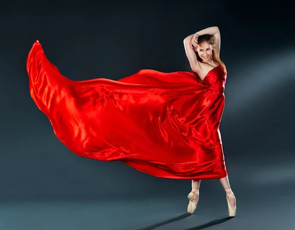 美丽的舞蹈家芭蕾舞舞长长的红裙子飞 — 图库照片