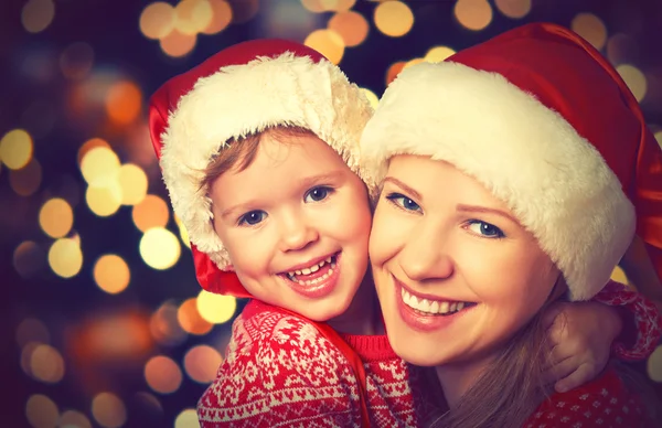 Feliz familia madre e hijo pequeño jugando en Navidad — Foto de Stock