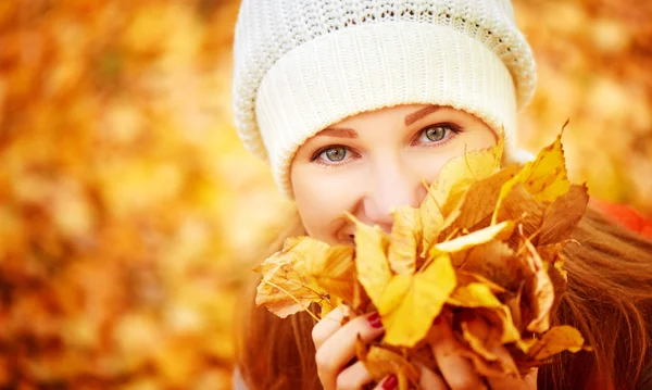 Face of happy girl with autumn leaves on walk — Stock Photo, Image
