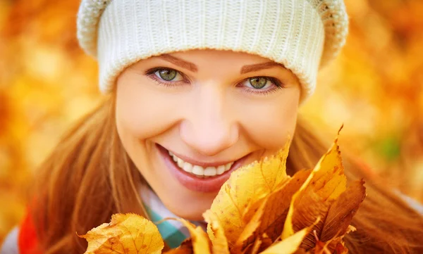 Face of happy girl with autumn leaves on walk — Stock Photo, Image