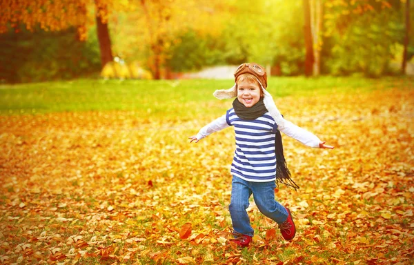 Niño feliz jugando piloto aviador al aire libre en otoño —  Fotos de Stock