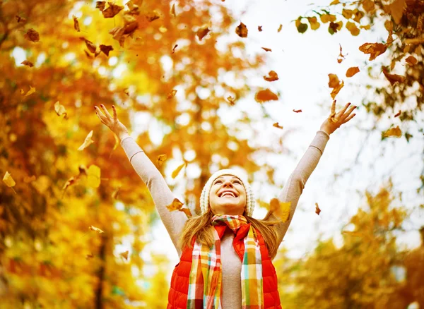 Chica feliz vomita hojas de otoño en el parque para caminar al aire libre —  Fotos de Stock