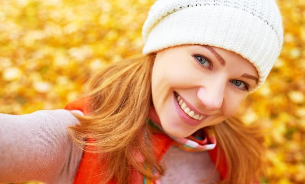 Selfie. beautiful woman photographing themselves outdoors in aut — Stock Photo, Image