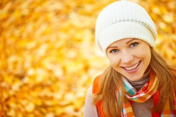 Visage de fille heureuse avec des feuilles d'automne sur la marche — Photo