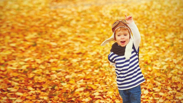 Bambino felice giocare pilota aviatore all'aperto in autunno — Foto Stock